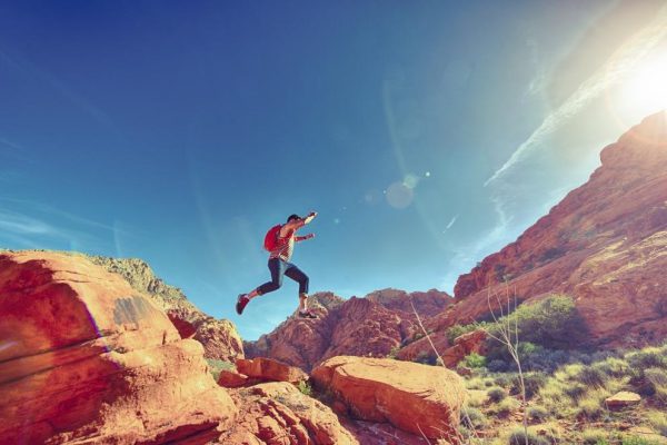 man-person-jumping-desert Pexels[Pexels] - Kopie